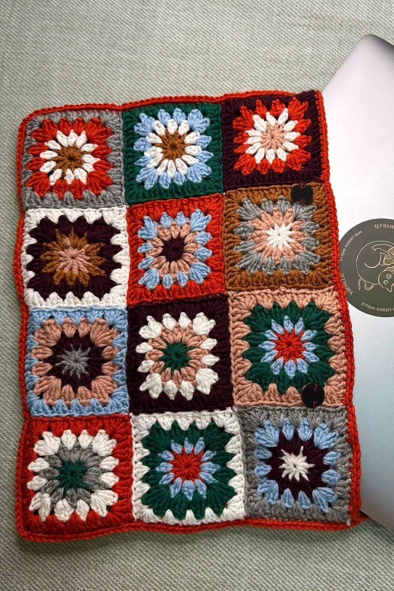 yarni-granny-squares-laptop-huelle-1