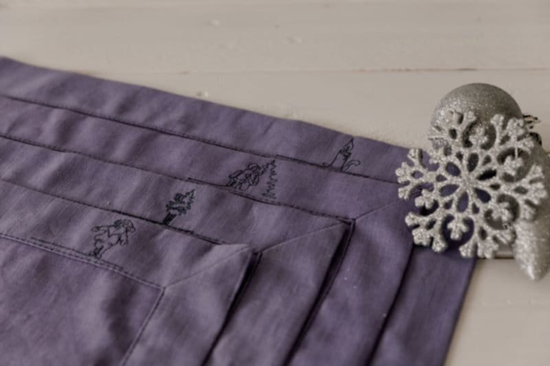 Tischsets mit Briefecken und Stickerei