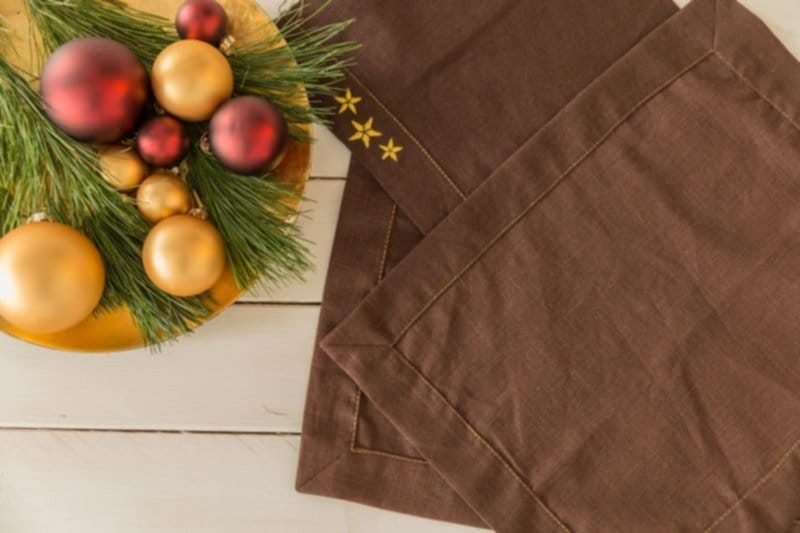 Tischsets mit Goldrand und Gold-Stickerei