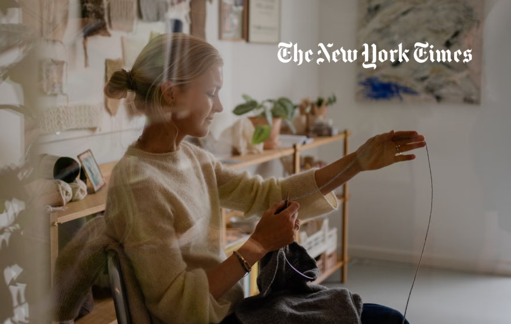 Strickende Frau im Atelier mit dem Schriftzug «The New York Times».